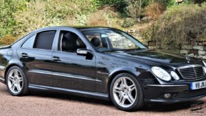 Stirling Scale 1:18 Mercedes-Benz E55 AMG (W211) Preto Obsidiana