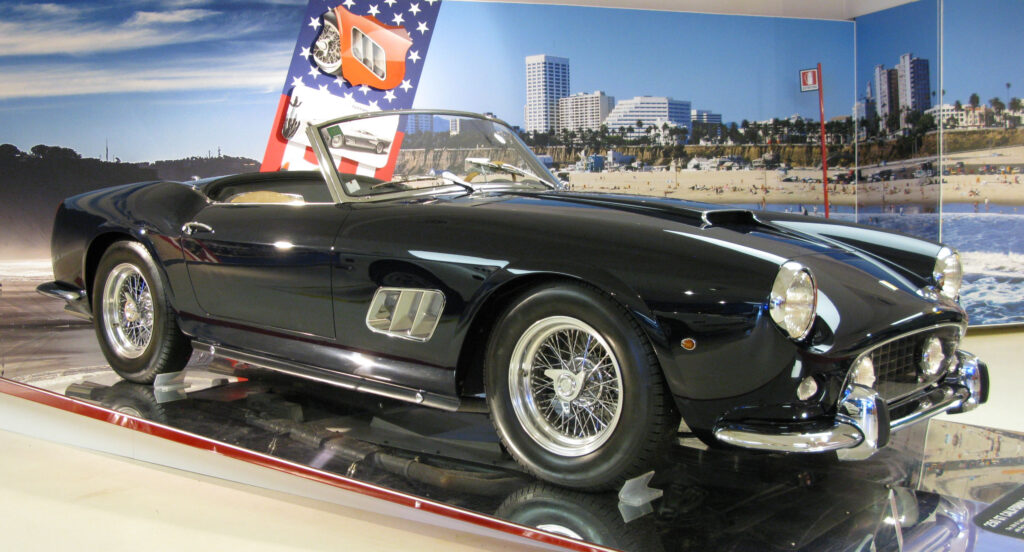 フェラーリ　カリフォルニア　スパイダー　1/18スケール　モデルカー　ギミック付 CMC 1:18 フェラーリ250 GT SWBカリフォルニアスパイダー1960赤